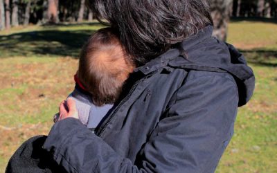 Portabebés ergonómicos, mochilas y mucho más. Descubre qué es el porteo