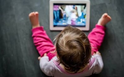 El abuso de pantallas en la infancia: Más allá del retraso en el habla