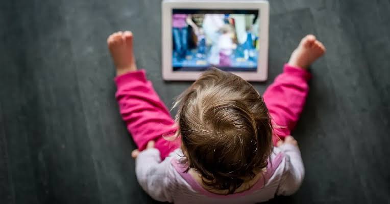 El abuso de pantallas en la infancia: Más allá del retraso en el habla